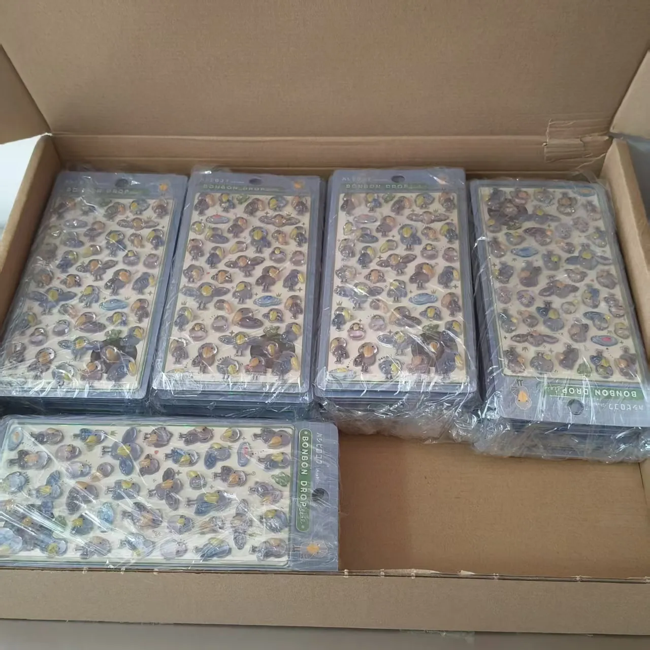 तुमच्या लहान मुलाचे नक्षीदार स्टिकर्स पाठवले जाणार आहेत!