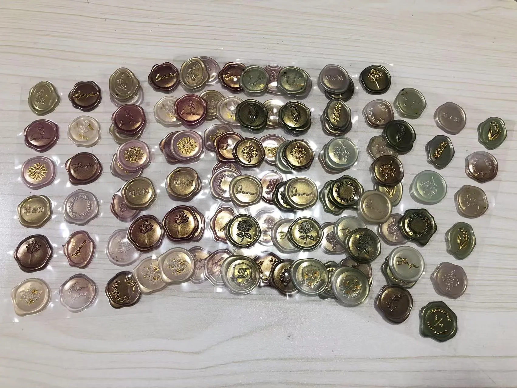 मेणाच्या सीलचे स्टिकर पाठवण्यात आले आहेत