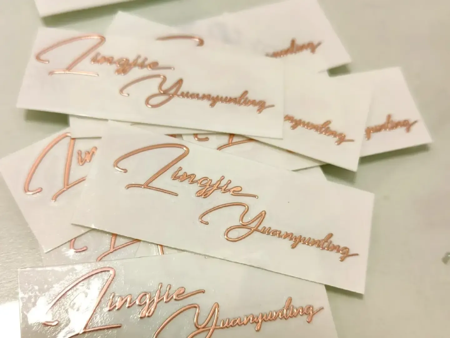 ट्रान्सफर स्टिकर्स काढता येण्यासारखे आहेत का?