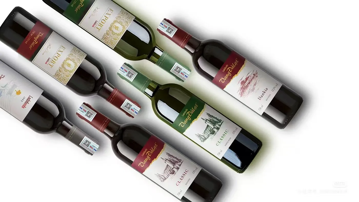 वाइन लेबलसाठी सामान्यतः कोणती तंत्रे वापरली जातात?