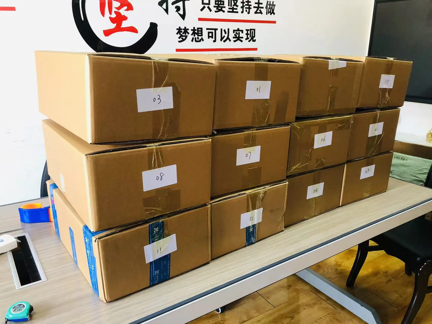 JOJO पॅक मुलांसाठी चमचमीत मजा आणतो