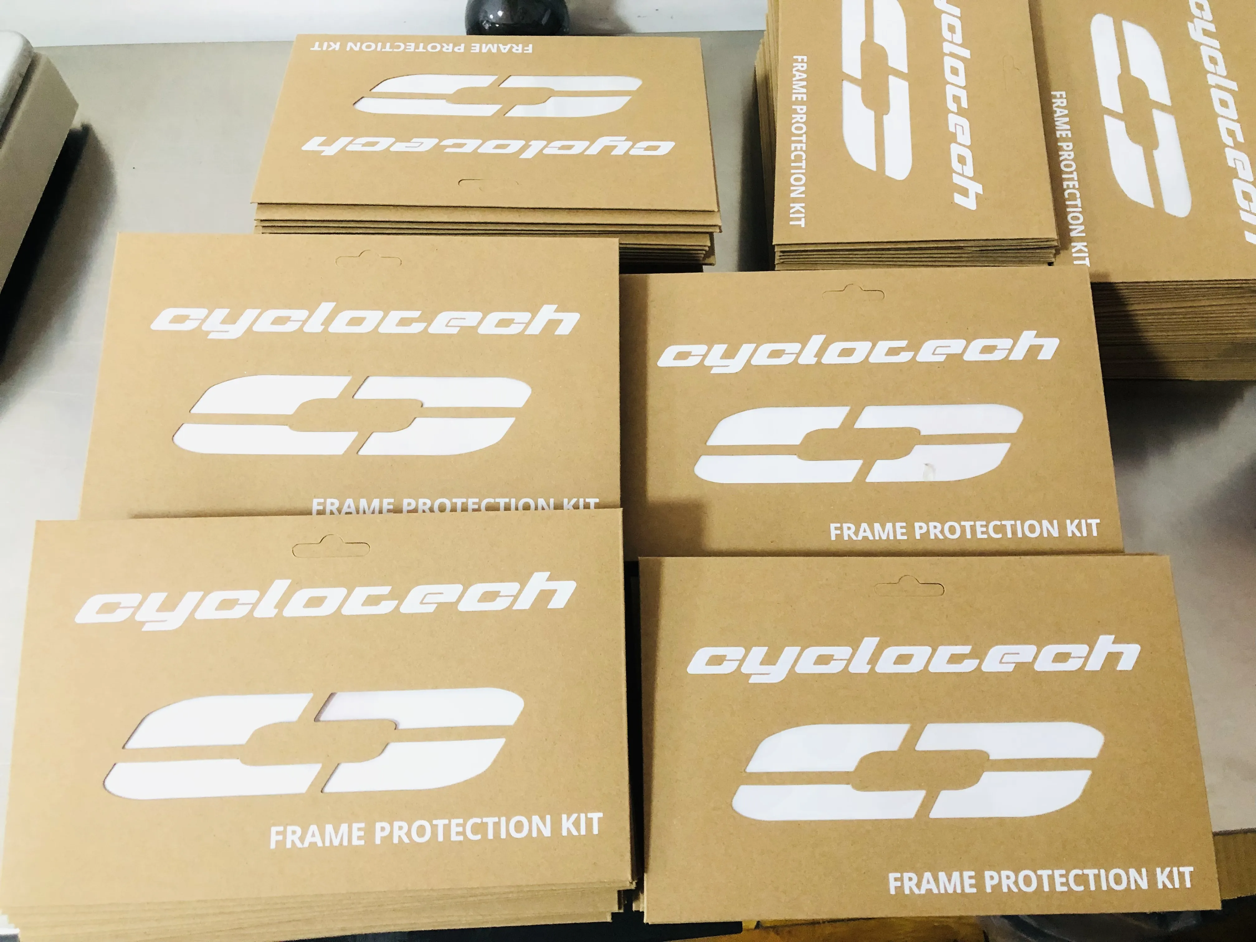 बाईक फ्रेम स्टिकर्स आता नेदरलँडला पाठवले जात आहेत