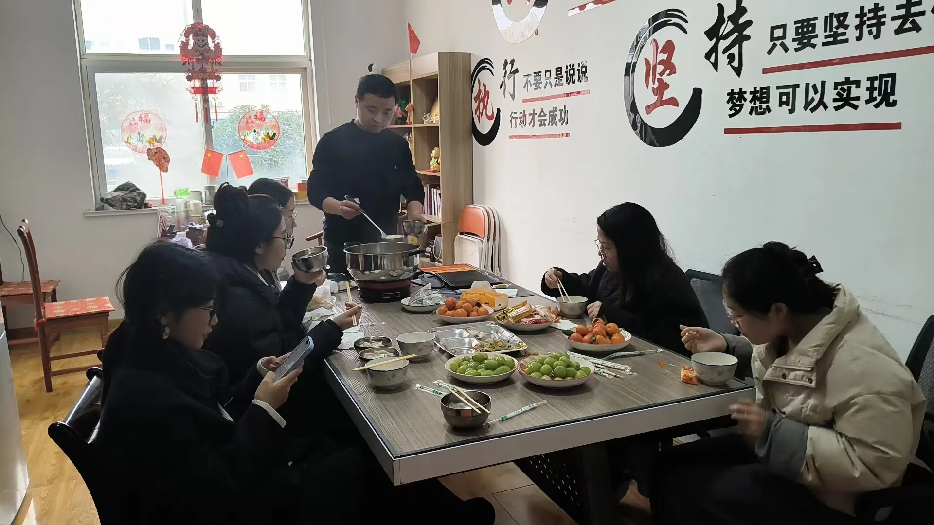 Tangyuan सह JOJO पॅक लँटर्न उत्सव साजरा करतो