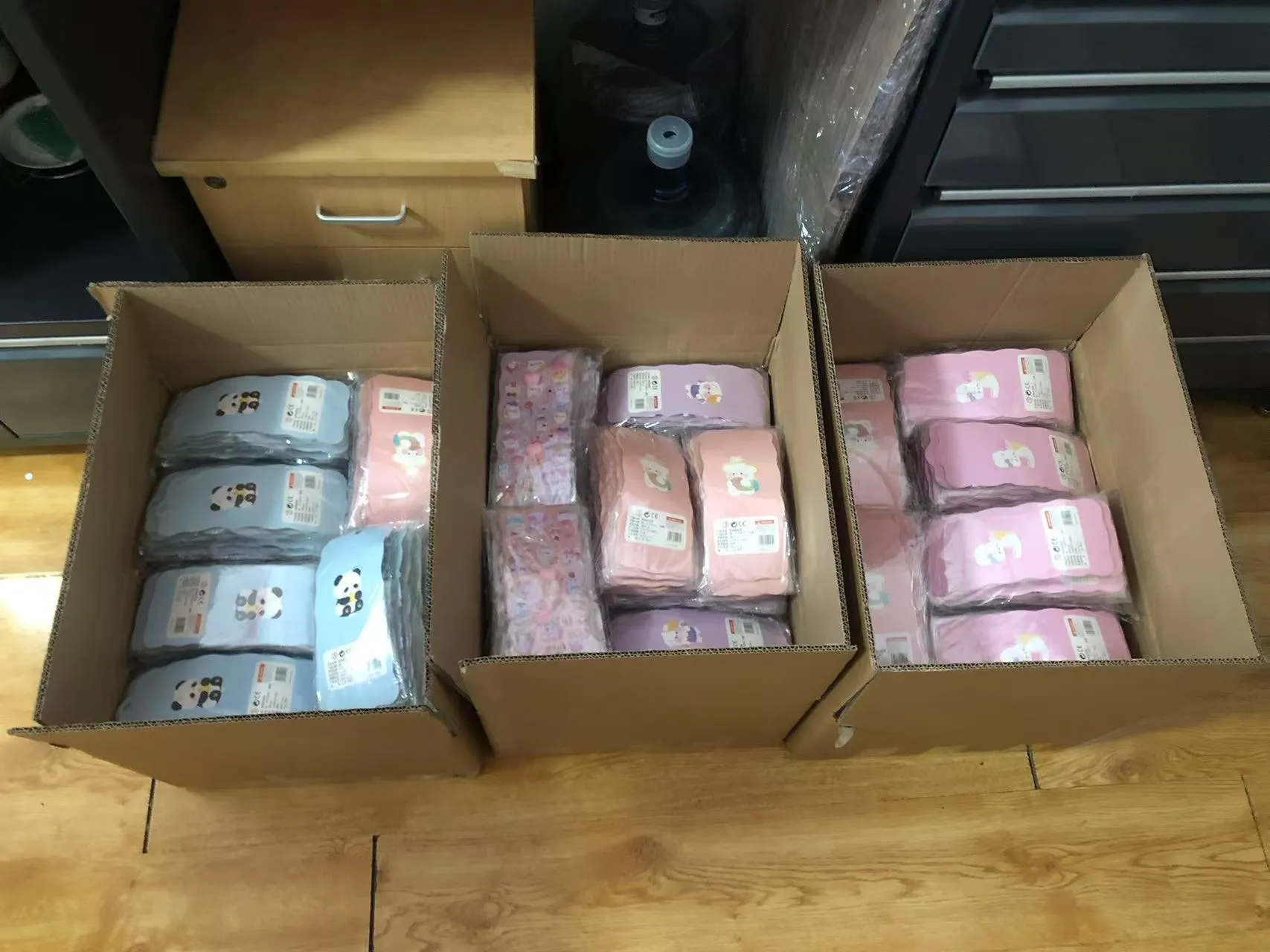 तुम्हाला पिळण्यायोग्य बट-आकाराचे स्टिकर्स आवडतात?